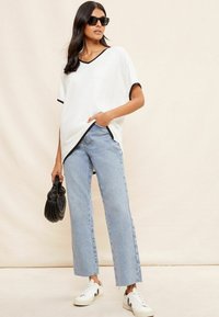 Friends Like These SHORT SLEEVE V NECK PETITE - Navadna majica - white black tipped