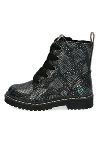 Botines de tobillo de patrón negro y plateado, hechos de material texturizado, que cuentan con cordones negros, un lazo trasero y una suela contrastrante con acentos.