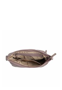 Borsa a tracolla in morbido pelle mauve con un'esterno testurizzato, chiusura a zip e un interno in tessuto beige che presenta diverse tasche e una tasca con zip.
