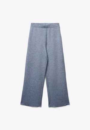 Pantaloni a gamba larga grigi con vita elastica, realizzati in morbido tessuto a maglia, mostrati distesi su uno sfondo bianco.