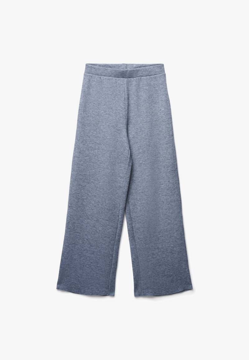 Graue weit geschnittene Hose mit elastischem Bund, aus weichem Strickstoff, flach auf einem weißen Hintergrund präsentiert.