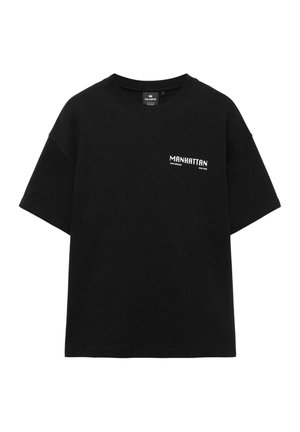 Sort T-shirt med korte ærmer med hvid tekst "MANHATTAN SOHO BOROUGH NEW YORK" på venstre bryst, rund halsudskæring og løs pasform.