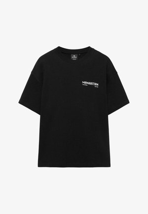 Zwart T-shirt met korte mouwen en witte tekst "MANHATTAN SOHO BOROUGH NEW YORK" op de linkerborst, ronde hals en losse pasvorm.