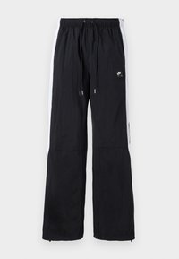 Černé sportovní kalhoty s elastickým pasem a nastavitelnými šňůrkami. Obsahují bílé boční panely a malé logo na přední kapse.