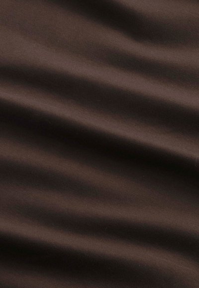 Brązowa tkanina o gładkiej teksturze, prezentująca subtelne fale i różnice w połysku. Brak wzorów i dodatków.