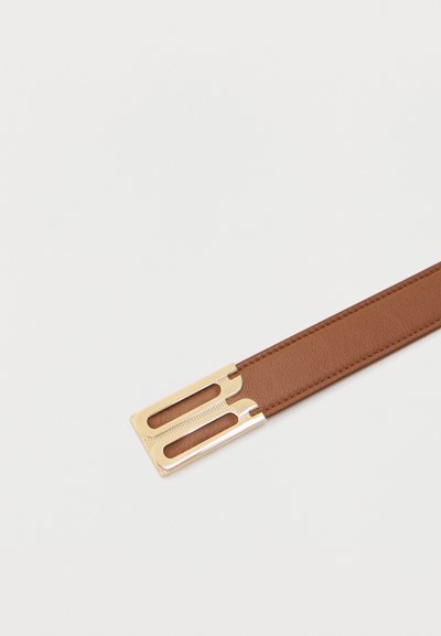 Καφέ δερμάτινη ζώνη με ορθογώνια χρυσή αγκράφα που διαθέτει δύο επιμηκυσμένες εγκοπές σε λευκό φόντο.