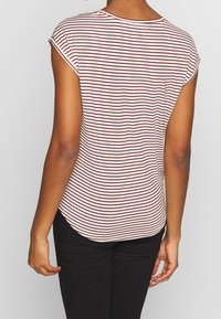 Červeno-bílý pruhovaný top s krátkým rukávem a kulatým výstřihem, se zakřiveným lemem a měkkou, lehkou bavlněnou tkaninou.