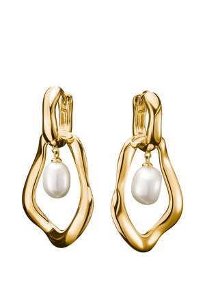 Ohrringe in Goldoptik mit unregelmäßigen Kreolen, an denen jeweils eine einzelne weiße, tropfenförmige Perle hängt.