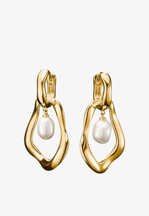 Orecchini a cerchio irregolari in tonalità oro con una singola perla bianca a forma di goccia appesa all'interno di ogni cerchio.