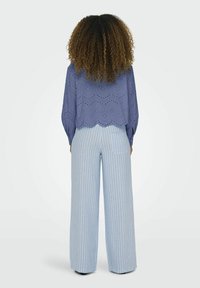 Blusa di cotone blu con design ad occhiello e orlo scallop abbinata a pantaloni a gamba larga a righe verticali di un blu chiaro con tasca sul retro.