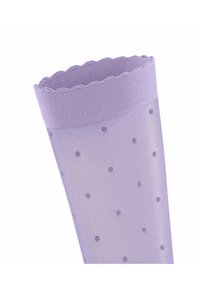 Lichtpaarse mesh sok met een scalloped bovenrand, voorzien van verhoogde stippenpatronen door het materiaal heen. Zachte en gestructureerde uitstraling.