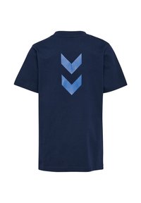 Granatowa bawełniana koszulka z krótkim rękawem, z trzema skierowanymi w górę chevronami w jasnoniebieskim kolorze na plecach. Gładka tekstura.