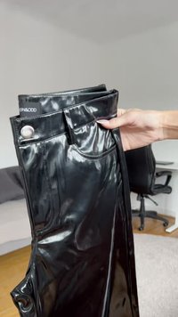 Μαύρο πατενταρισμένο ψεύτικο δερμάτινο παντελόνι, με εφαρμοστή σχεδίαση, πέντε τσέπες, και λαμπερή υφή με χαρακτηριστική μέση και φερμουάρ.