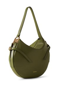 Grüne Leder-Schultertasche mit runder Form, ausgestattet mit einem strukturierten goldfarbenen Hardware-Detail und einem Reißverschluss. Logo an der Seite angebracht.
