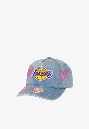 Hellblaue Denim Los Angeles Lakers Cap mit Basketball-Logo, pinkenem Herz- und Pfeildesign und einem gebogenen Schirm mit rundem Aufkleber.