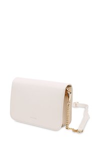 Bílá kabelka přes rameno z umělé kůže se zlatými kovovými detaily, obdélníkový tvar, uzávěr na klopu a odnímatelný řetízkový popruh. Obsahuje vyražené logo značky.