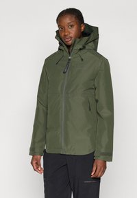 Veste imperméable verte avec capuche, fermeture éclair frontale et cordons ajustables. Présente une texture lisse et des poignets élastiques.