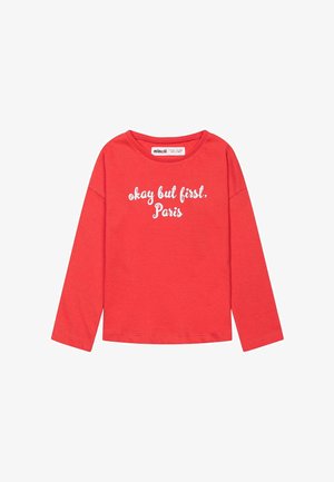 Tricou roșu cu mânecă lungă din bumbac, cu text alb care spune "ok, dar mai întâi, Paris", având un decolteu rotund relaxat.