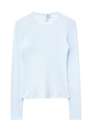 Jasnoniebieska koszulka z długim rękawem i okrągłym dekoltem, w kroju slim fit, o gładkim wzorze z widoczną metką marki na szwie przy szyi.