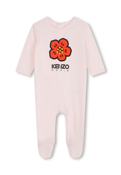 Un body en coton rose clair avec un motif de fleur rouge et le texte "KENZO PARIS", doté de manches longues et d'un design avec pieds.