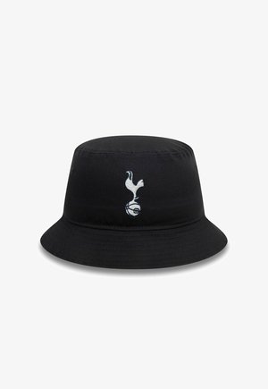 Schwarzer Bucket-Hut mit weiß gesticktem Hahn, der auf einem Fußball steht, mittig auf der Vorderseite.