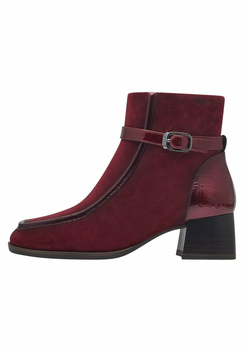 Bottines bordeaux en cuir suédé et cuir verni, avec un bout pointu, une boucle sur le côté et un talon large.