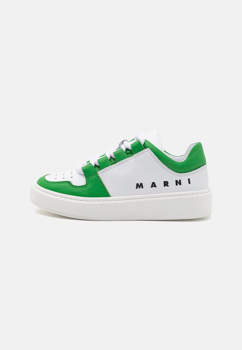 Vita och gröna låga sneakers med perforerat tå, vadderad krage och upphöjd vit sula. Förstärkt med "MARNI"-logotyp på sidan.