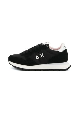 Zwart-witte lage sneaker met bovenwerk van suède en stof, wit geometrisch logo aan de zijkant, zwarte veters en een witte, gedempte zool.