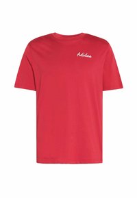 Červené bavlnené tričko s okrúhlym výstrihom a krátkymi rukávmi, so bielou vyšitou logom "Adidas" na ľavej strane hrude.