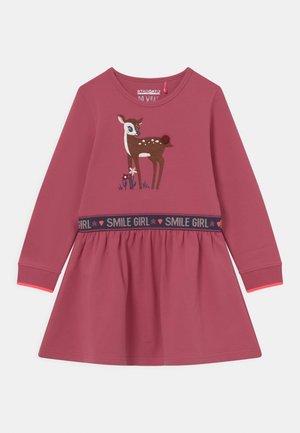 Langærmet støvet pink pigekjole med hjortebroderi og teksten "SMILE GIRL" på det marineblå taljebånd.