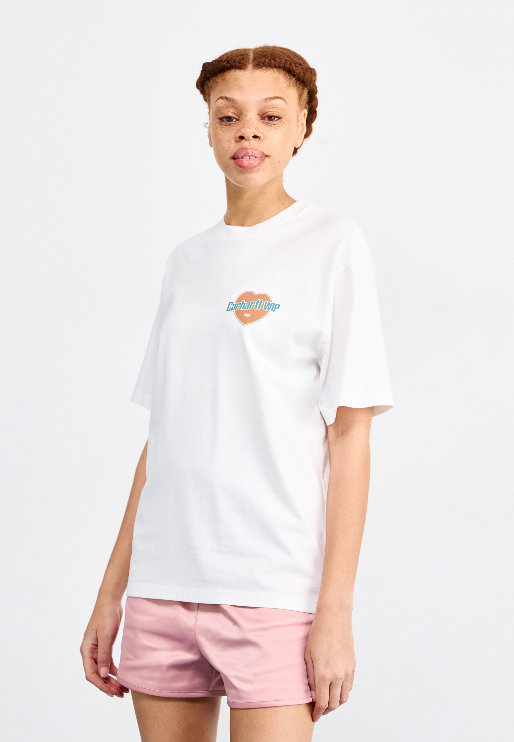 【関税込み】Carhartt Work In Progress ホワイト Clam Tシャツ White Clam T-Shirt by Carhartt Work In Progress on Sale