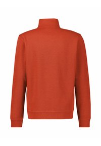 Czerwony sweter na okrągły dekolt z wysoką stójką, długimi rękawami, ściągaczami przy mankietach i fakturowanym wykończeniem. Gładkie plecy bez zdobień.