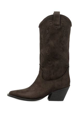 Bota de vaquero de ante marrón con punta afilada y caña corta y curvada. Presenta patrones florales bordados y un tacón apilado para mayor estabilidad.