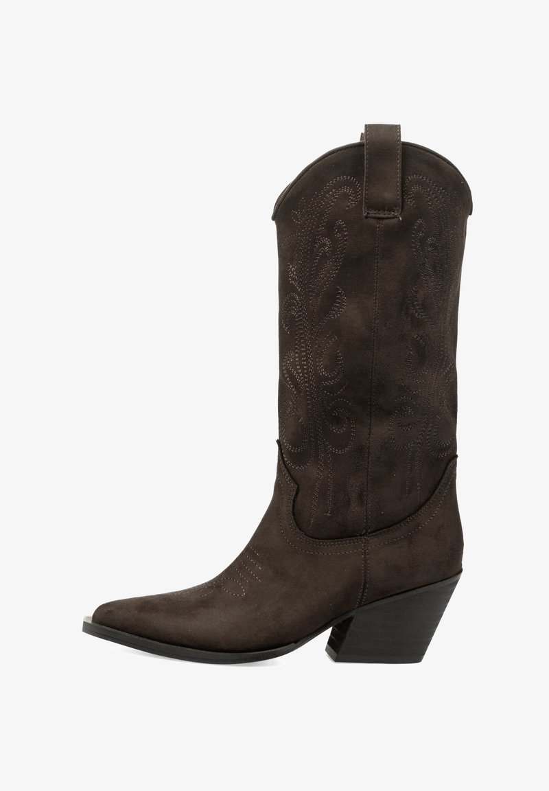 Bota de vaquero de ante marrón con punta afilada y caña corta y curvada. Presenta patrones florales bordados y un tacón apilado para mayor estabilidad.