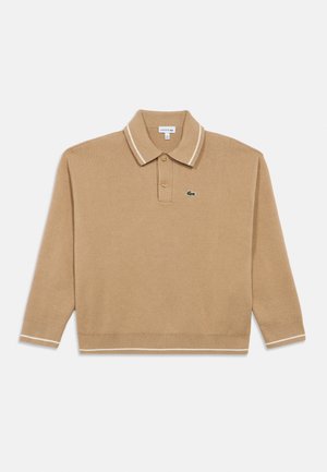 Polo a maniche lunghe beige realizzato in un morbido tessuto a maglia, con colletto classico, tre bottoni e righe bianche a contrasto sul colletto e sull'orlo.