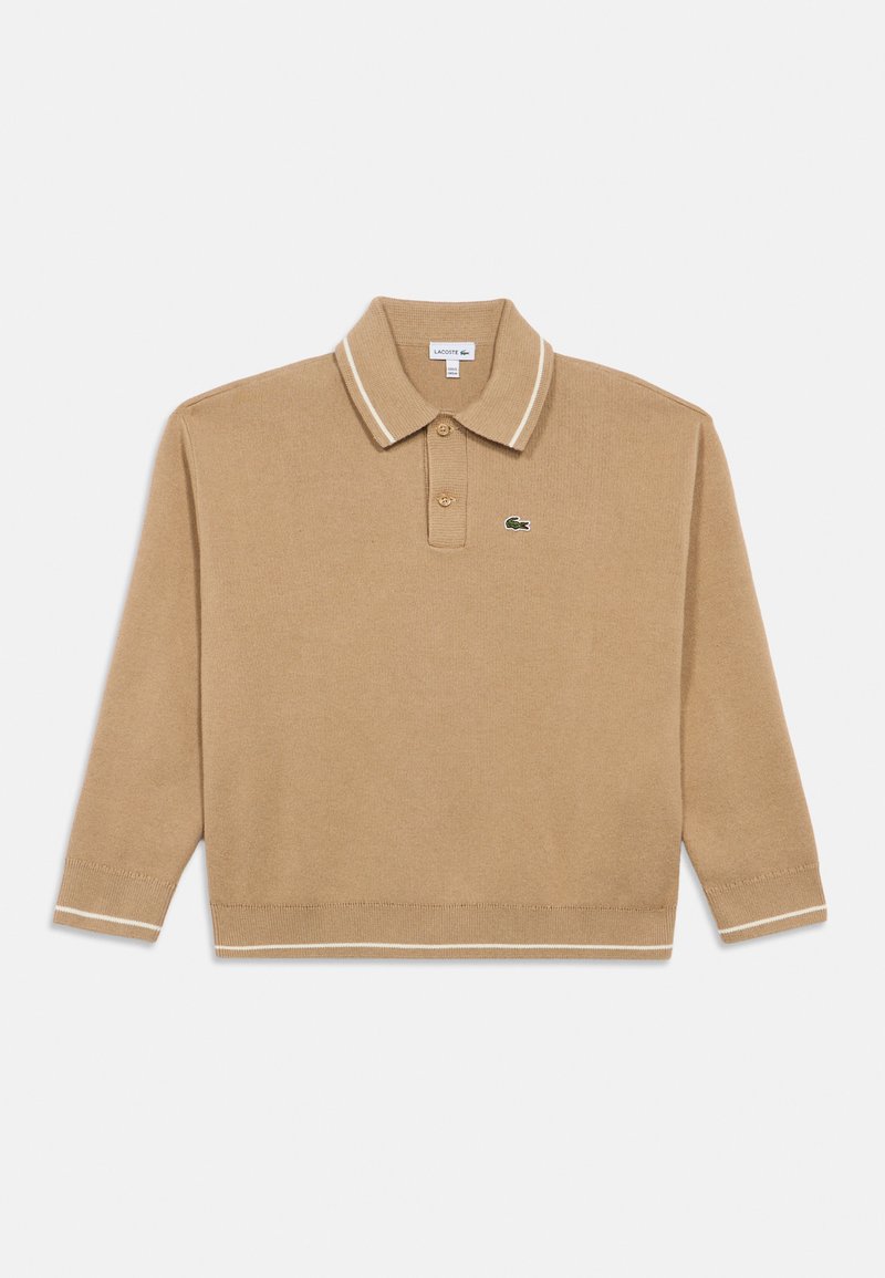 Polo de manga longa bege feito de um tecido de malha suave, com um colarinho clássico, três botões e riscas brancas em contraste no colarinho e na bainha.