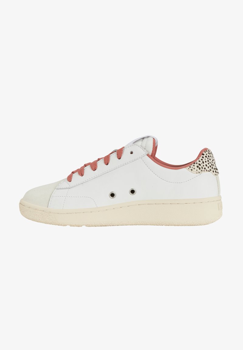 Zapatilla blanca con cordones rosas, puntera redonda y detalle perforado en el talón. Suela de goma texturizada, parte superior lisa, con patrones de acento en contraste.