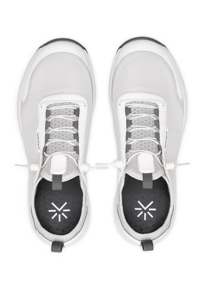 Scarpe sportive leggere in mesh bianco con accenti grigi. Presentano lacci elastici, suole interne nere imbottite e un logo sulle linguette.