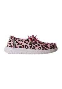 Chaussure slip-on avec motif léopard rose et noir, lacets élastiques rouges, et semelle blanche épaisse tachetée.