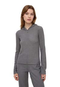 Szara, prążkowana bluza z kapturem, zapinana na zamek błyskawiczny, z długimi rękawami, o miękkiej fakturze i dopasowanym kroju. W komplecie z pasującymi prążkowanymi spodniami.