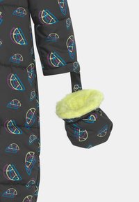 Czarna kurtka puchowa z wielokolorowymi wzorami geometrycznymi. W zestawie odpinane rękawice z puszystym, limonkowo zielonym wykończeniem.