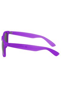 Violet plastikiniai saulės akiniai su matinio paviršiaus apdaila, kampuota rėmelio forma, tamsiais lęšiais ir kreivomis, lanksčiomis kojelėmis. Išorėje nėra matomos prekės ženklo.