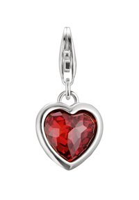 Herzförmiger Anhänger mit einem facettierten roten Edelstein, der in einem polierten Silberrahmen eingefasst ist, und einem Karabinerhaken zur Befestigung.