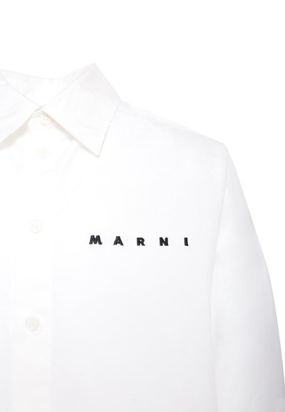 Camicia di cotone bianca con colletto a punta, chiusura anteriore con bottoni e logo ricamato "MARNI" in nero sul lato sinistro del petto.