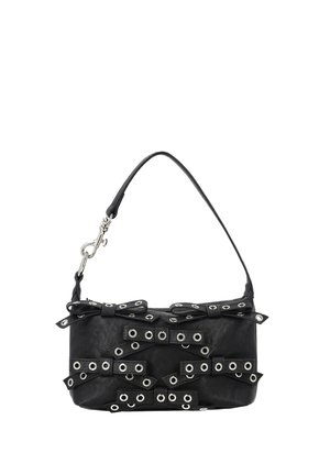 Schwarze Leder-Schultertasche mit mehreren dekorativen Schleifen mit silbernen Metallösen und einem abnehmbaren Riemen mit Metallverschluss.