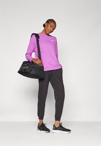 Puma SMALL LOGO RELAXED CREW - Melegítőfelső - wild berry