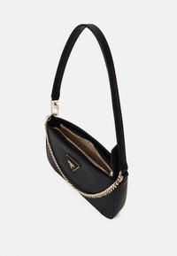 Sac à main en cuir noir avec une finition texturée, accent de chaîne dorée, fermeture éclair, et une sangle réglable unique. L'intérieur comprend deux poches.