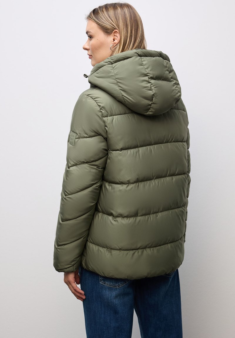 Khaki-färgad puffjacka med huva, utrustad med quiltade sektioner, slät yta och en liten logopatch på axeln. Standard passform, mittlång.