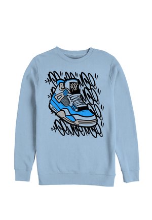 Lyseblå sweatshirt med grafik af en blå og grå sneaker omgivet af sorte graffiti-lignende kruseduller foran.