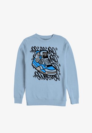 Sweat-shirt bleu clair avec un motif d'une basket bleue et grise entourée de griffonnages noirs style graffiti à l'avant.